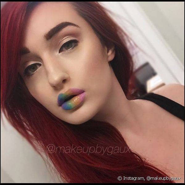 Quem quer uma maquiagem ainda mais colorida pode misturar as cores de batons nos l?bios para o Carnaval (Foto: Instagram @makeupbygaux)